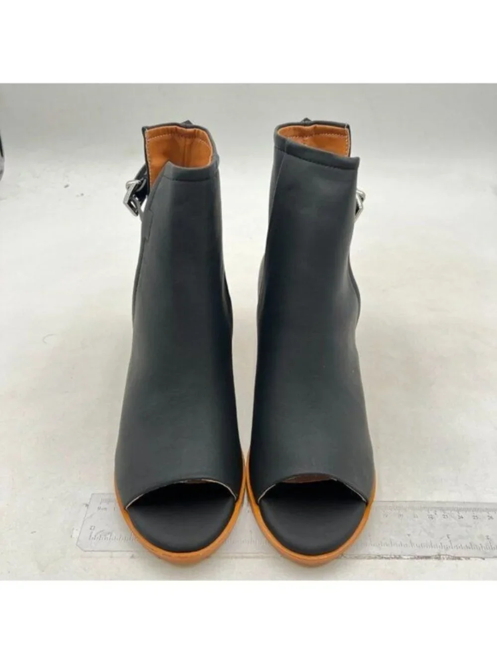 FSJ women peep